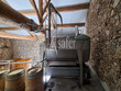 Ensemble-immobilier-avec-maison-dhabitation-et-cave-particulie